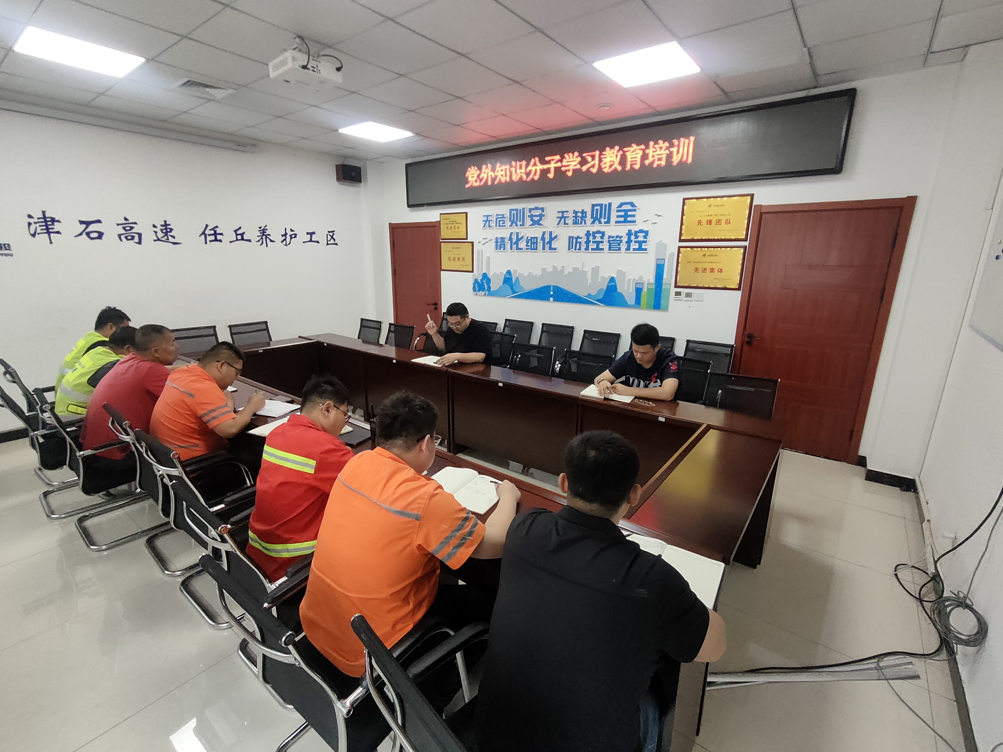 任丘工区开展“学规定、强作风、树形象”党风教育活动.jpg
